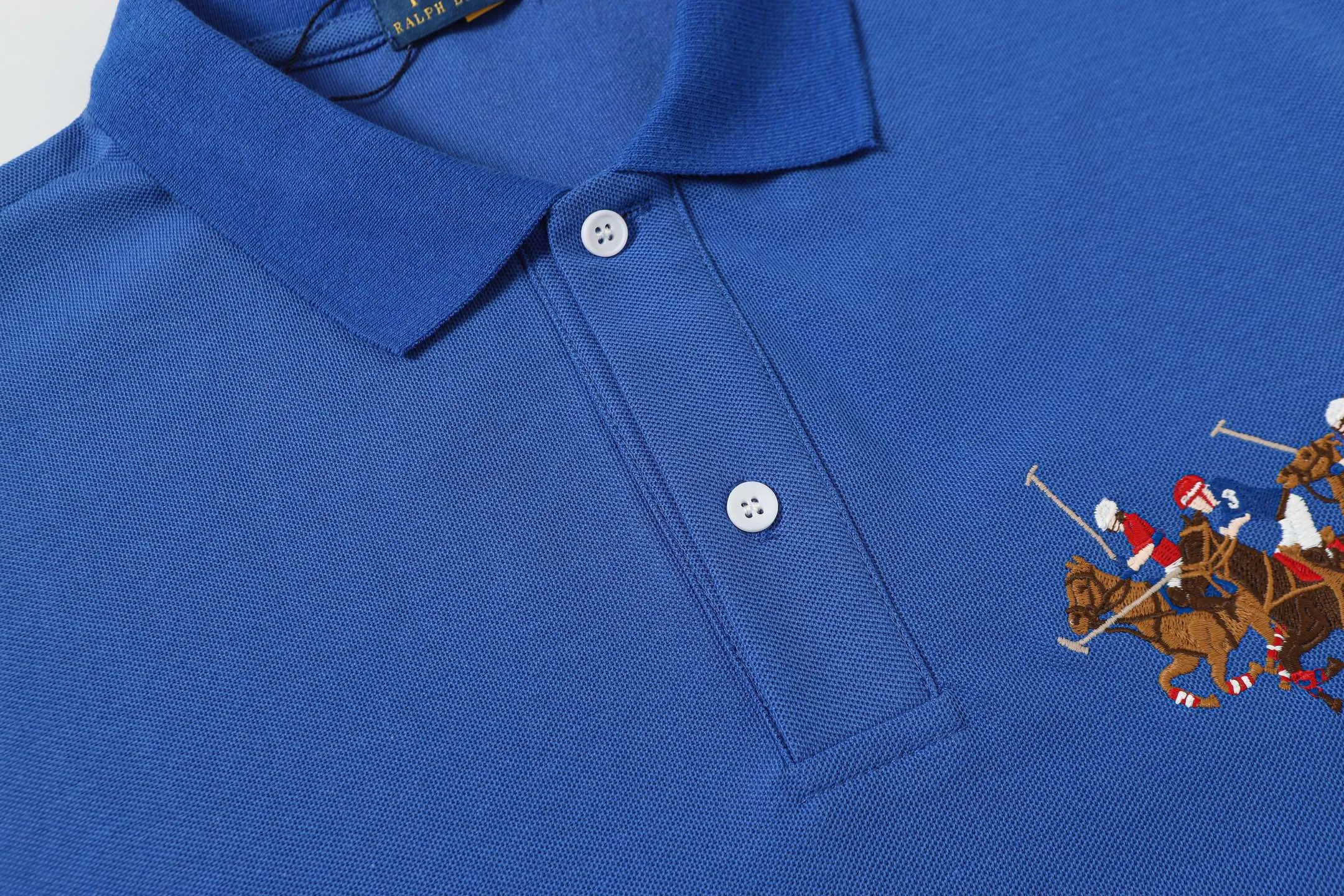 P160 Style No.: A011 [Ralph Lauren Classic Three Ponies Digital Embroidered Polo Shirt] ✅250 grams of fine cotton pique fabric, custom-woven and dyed threads ✅Original stickers Scan the QR code to enter the official website ✅Large version, loose and stylish, can wear up to 210 pounds Color: Black White Navy Blue Sky Blue Dark Gray Floral Gray Size: S-XL